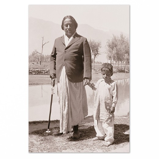 Paramahansa Yogananda "Con Niño En India", 1936, Sepia 12,7x17,8cm